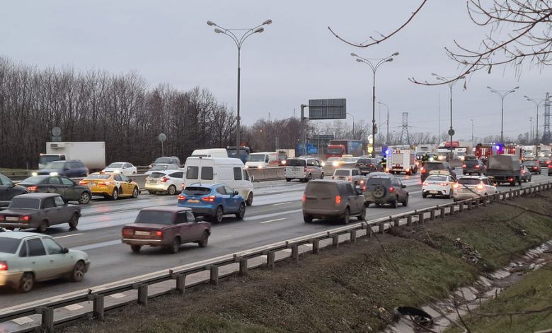 Фото - На МКАД водитель грузовика Volvo погиб под своим автомобилем