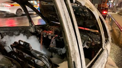 Фото - Три автомобиля сгорели на стоянке у дома в Санкт-Петербурге