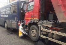 Фото - ГИБДД сообщила о двух погибших в такси, которое раздавил грузовик в Москве