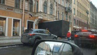 Фото - В Санкт-Петербурге грузовик застрял в арке жилого дома
