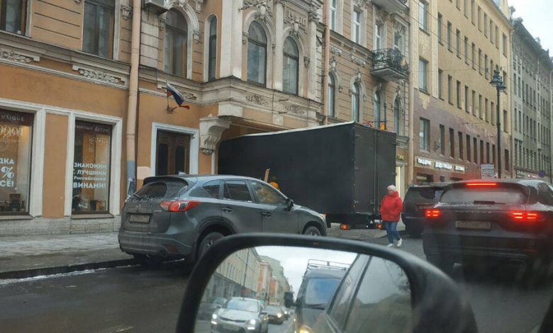 Фото - В Санкт-Петербурге грузовик застрял в арке жилого дома