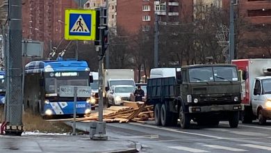 Фото - В Санкт-Петербурге «КамАЗ» завалил дорогу досками