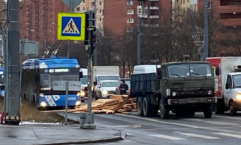 Фото - В Санкт-Петербурге «КамАЗ» завалил дорогу досками